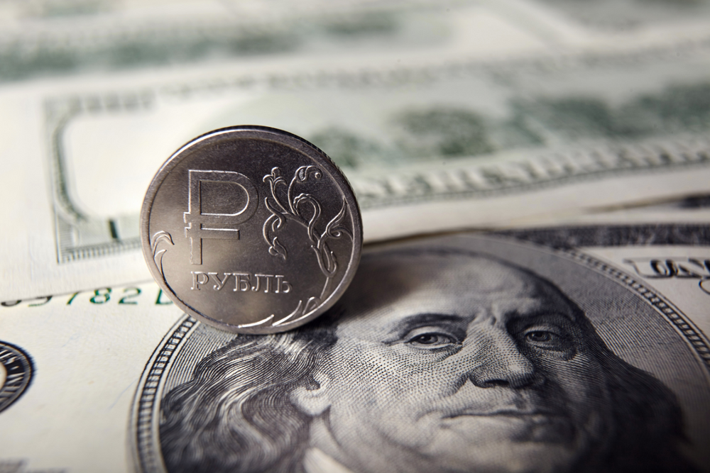 Доллар уступает трон валютам развивающихся стран, но не рублю