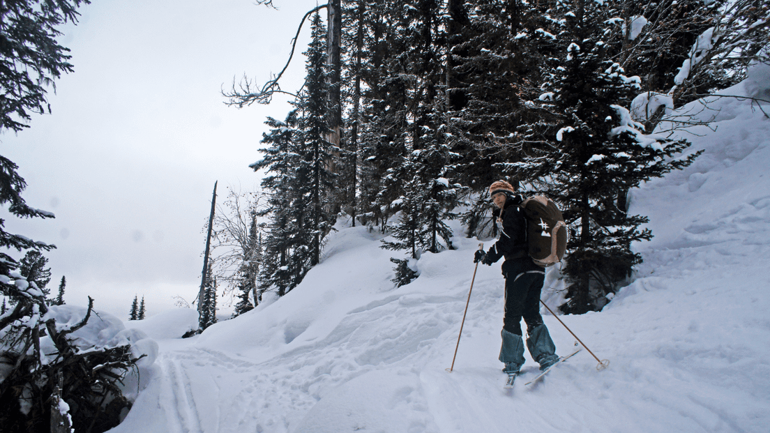 горнолыжный спорт. горнолыжный курорт сафед дара трассы. горы лыжи. экстремальные лыжи. лыжник фрирайдер.