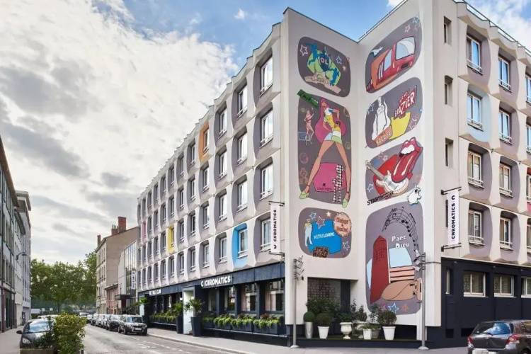 1 фото отеля "Chromatics Hotel & Restaurant The Hill Club by happyculture"