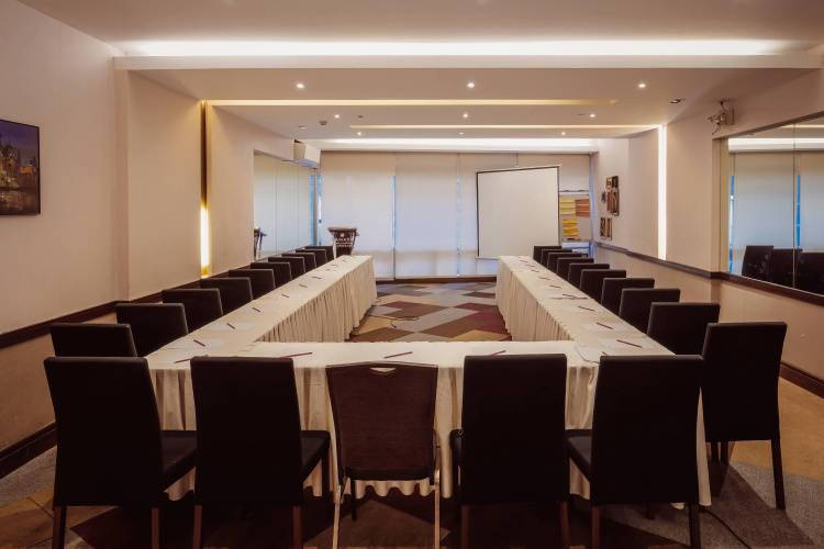 1 фото отеля "Ramada by Wyndham Manila Central"