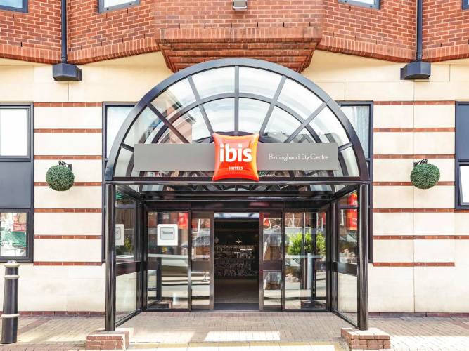 1 фото отеля "Ibis Birmingham New Street Station Hotel"