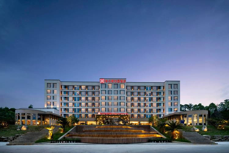 1 фото отеля "Hilton Garden Inn Zhangjiajie Tianmen Mountain"