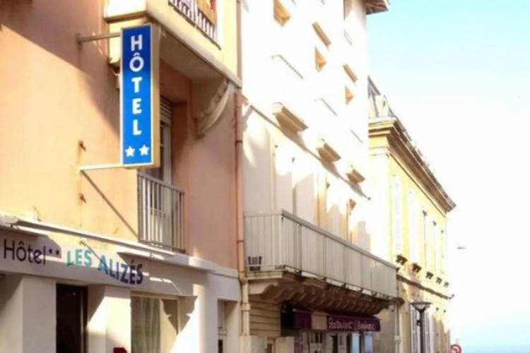 1 фото отеля "Hotel les Alizés"