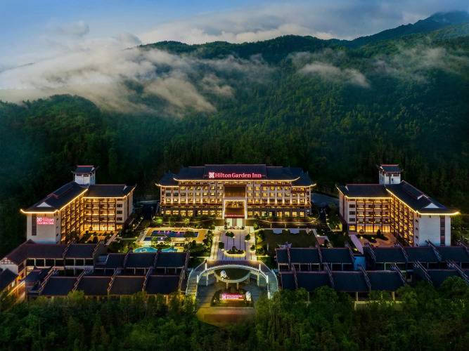 1 фото отеля "Hilton Garden Inn Zhangjiajie Wulingyuan"