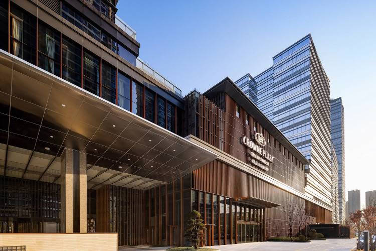 1 фото отеля "Crowne Plaza Qingdao Jinshui by IHG"