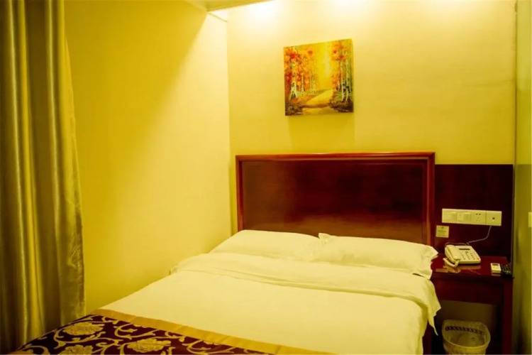 1 фото отеля "Greentree Inn Wurumuqi South Xinhua Road Hotel"