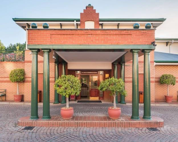 1 фото отеля "Courtyard Hotel Rosebank"