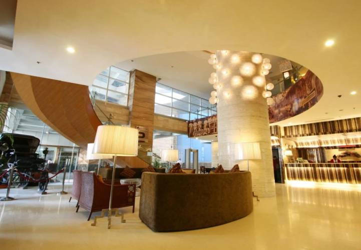 1 фото отеля "Crown Regency Hotel and Towers"