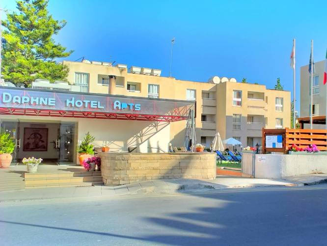 1 фото отеля "Daphne Hotel Apartments"