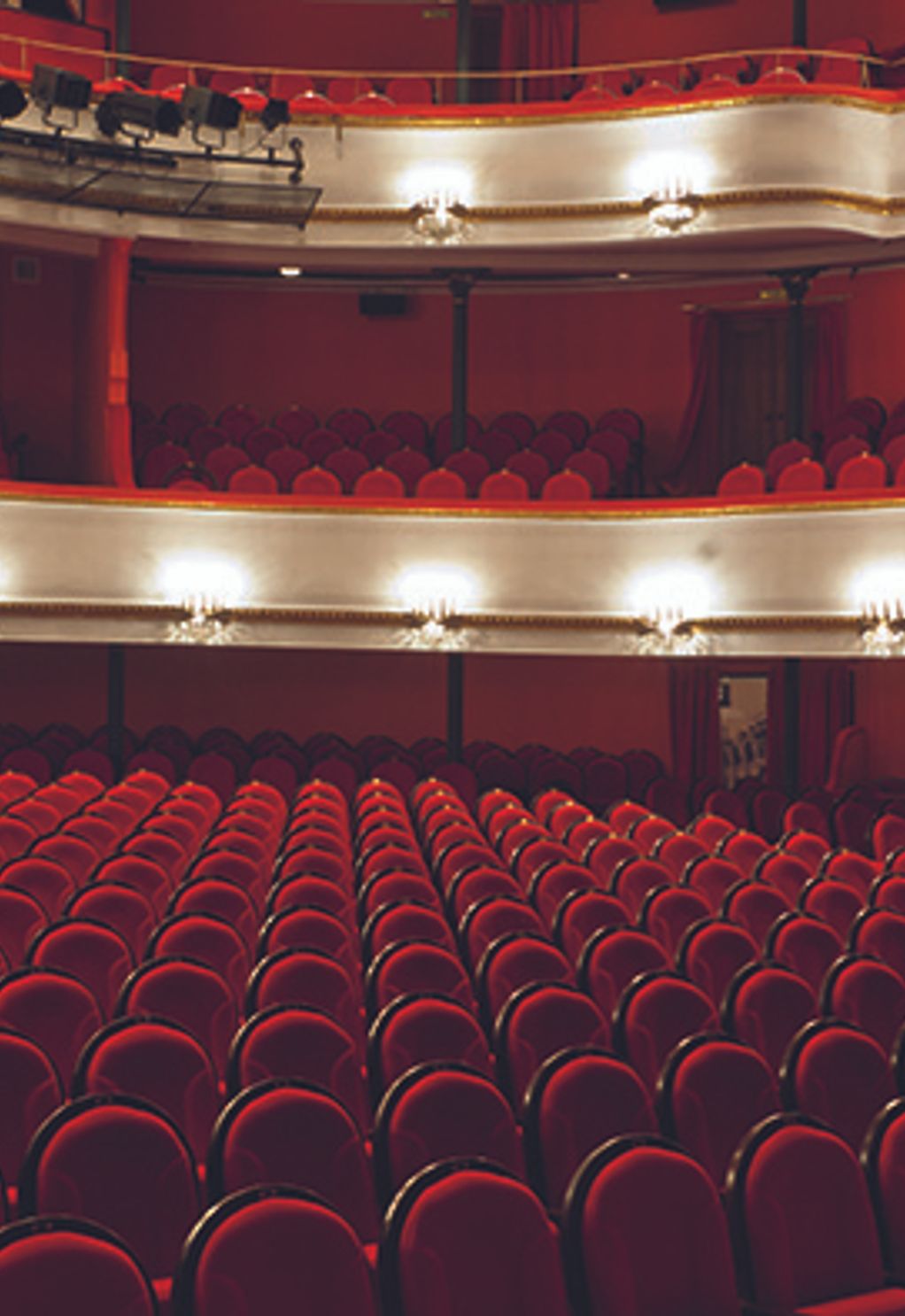 Театр имени маяковского основная сцена фото