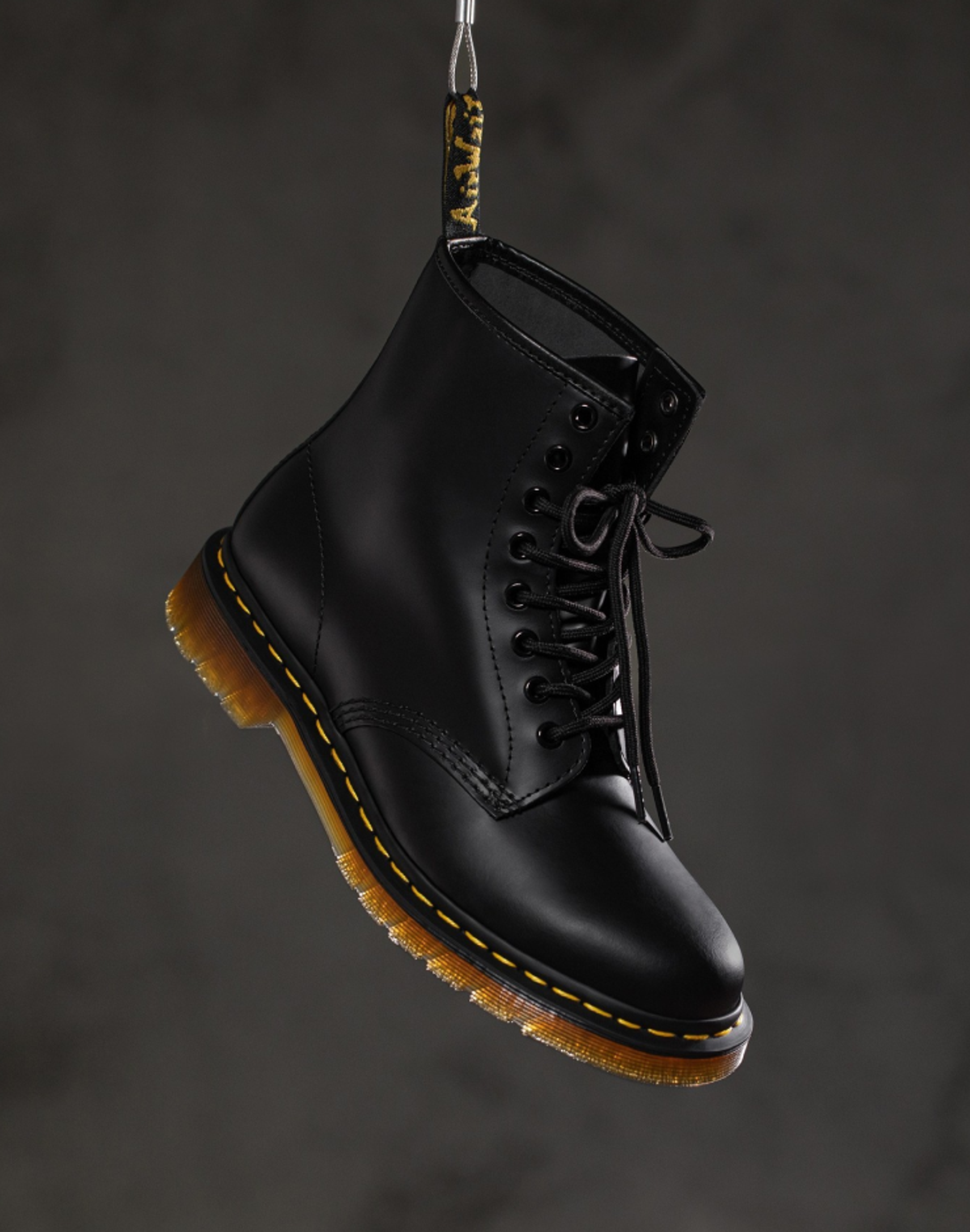 Обложка статьи Ботинки, которые полюбили и панки, и бабушки, — Dr. Martens 1460