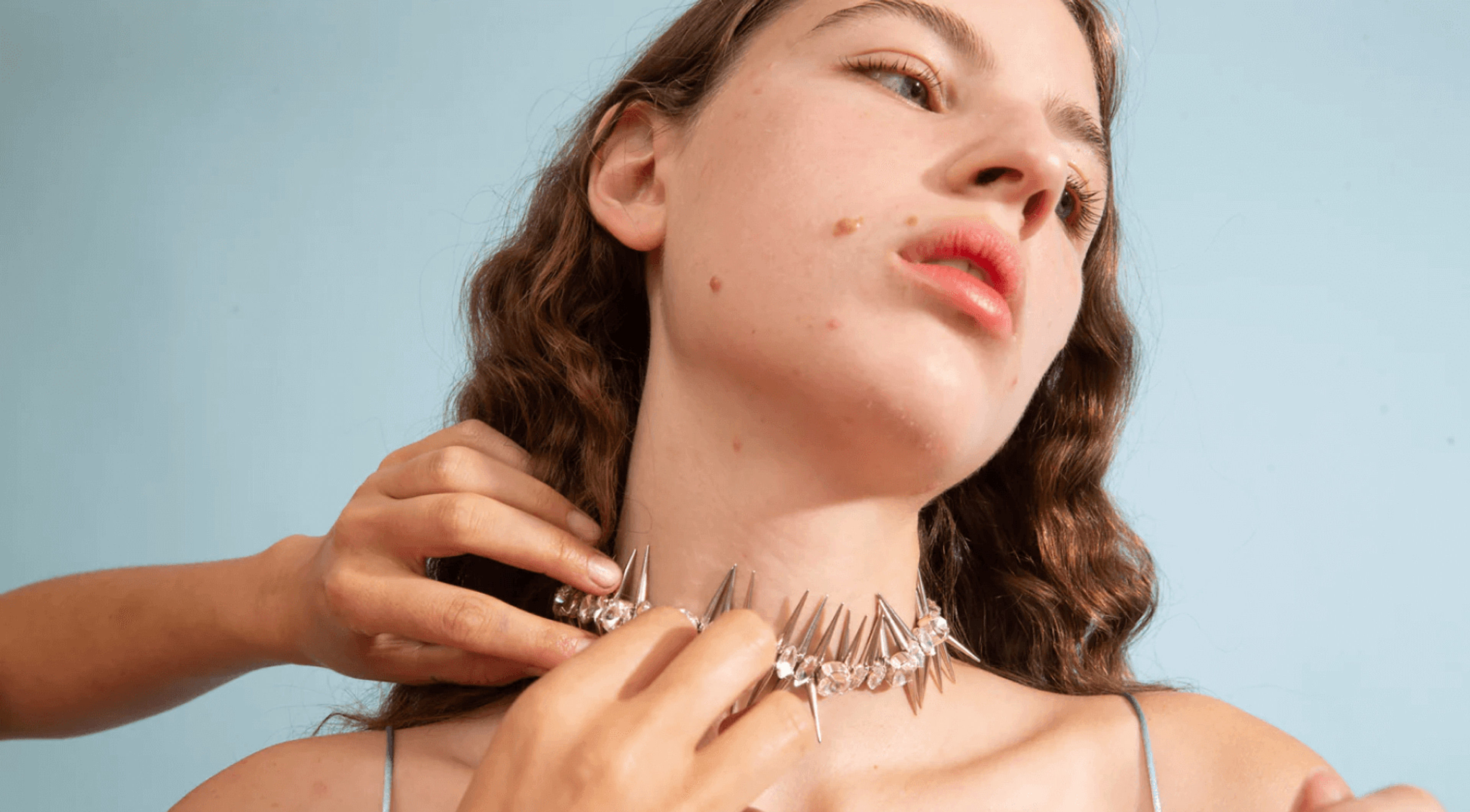 Самые дерзкие новости мультибрендов: сумки Justine Clenquet с чертом, 18+ у Carne Bollente и эксклюзив Sporty&amp;Rich