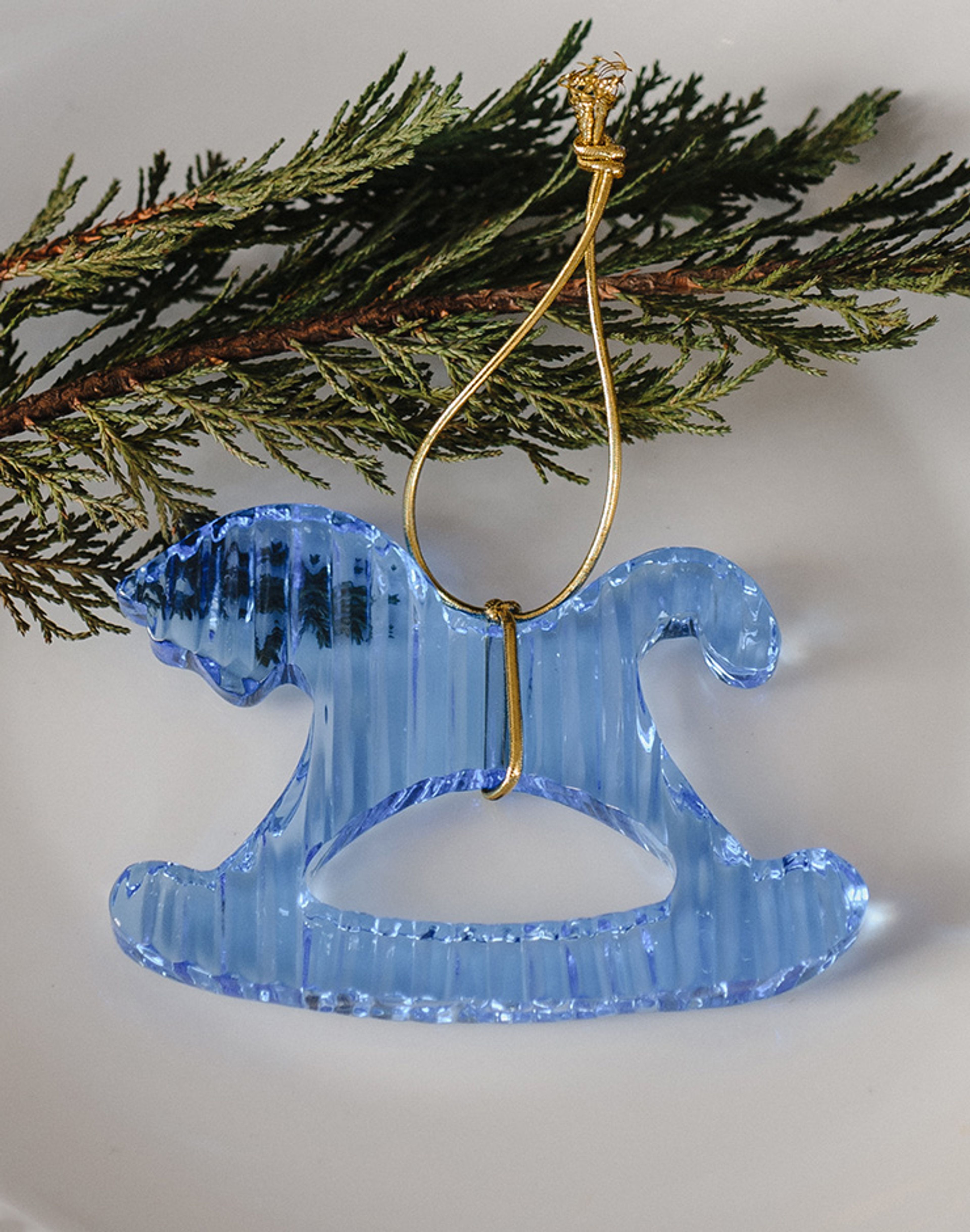 Обложка статьи Эти хрустальные елочные игрушки стоят меньше 3 000 рублей — и сделаны в России