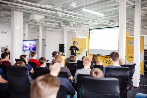 https://imgproxy.cdn-tinkoff.ru/weight500/aHR0cHM6Ly9jZG4udGJhbmsucnUvc3RhdGljL21lZXR1cHMvYXJjaGl2ZS9jZjJlM2NiNi0zMjExLTQyNjgtOTE0ZS02MmI5MDEwNGM3YWUuanBn